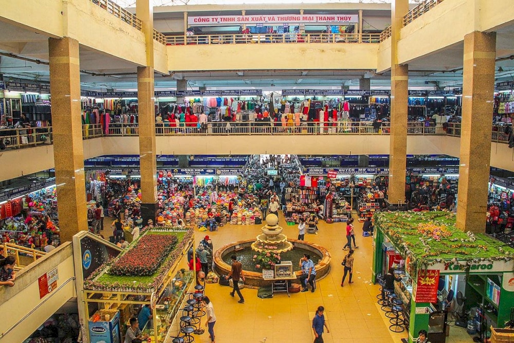 Bustling trading scene in Dong Xuan market 
